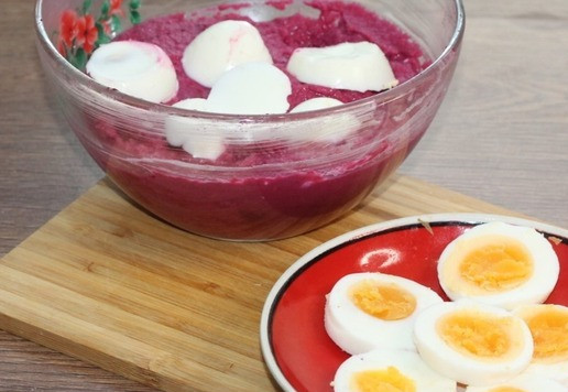 1. Этап. Желейная шуба в тарталетках: 5. Несколько долек с желтком от яйца оставляем для украшения закуски.