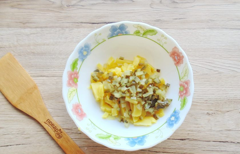 1. Этап. Салат с рыбой без майонеза: Затем добавьте нарезанный соленый или маринованный огурец.