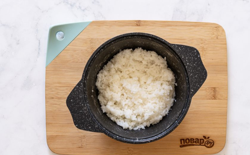 1. Этап. Роллы Эхо-маки: Отварите рис до готовности, влейте рисовый уксус, добавьте сахар и щепотку соли. Перемешайте.