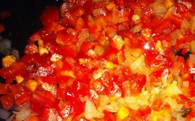 1. Этап. Жульен с мидиями и овощами: К луку добавляем перец, солим и перчим по вкусу, немного обжариваем, а затем тушим до готовности овощи.