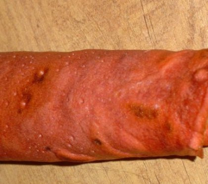 1. Этап. Блины закусочные: Заворачиваем блин рулетом как можно плотнее. Завернутые блины отправляем в холодильник и через 30 минут их уже можно нарезать и подать на стол. Нарезанные блины можно сверху украсить красной икрой, посыпать зеленью.