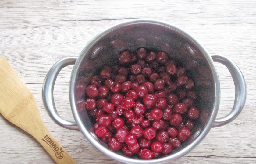 1. Этап. Конфитюр из вишни с агар-агаром: Вишню вымойте. Удалите косточки и переложите в посуду с толстым дном.