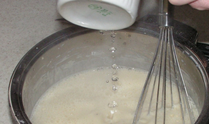 1. Этап. Блины из пшеничной муки: 2. Аккуратно и понемногу всыпаем муку. Перемешиваем тщательно, чтобы не было никаких комочков. В последнюю очередь быстро, тонкой струёй вливаем кипяток и так же быстро все перемешиваем. В самом конце добавляем растительное масло, не забываем снова все перемешать. Тесто будет жидким, не пугайтесь, так и должно быть.