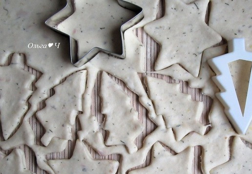 1. Этап. Картофельные крекеры с тунцом Новогодний хруст: Тесто тонко раскатайте, вырежьте новогодние фигурки.