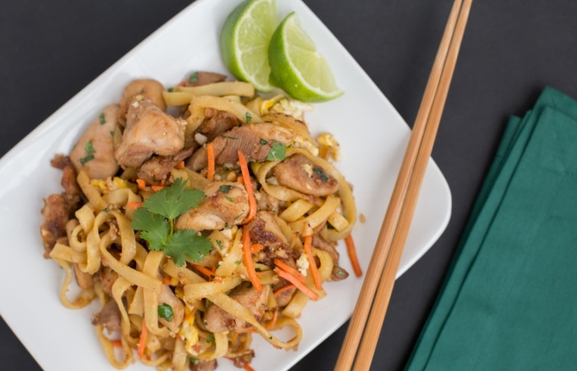 1. Этап. Курица по-тайски: Посыпьте готовое блюдо ещё в сковороде орехами, помешайте вместе с ними. Ваша курица по-тайски готова!