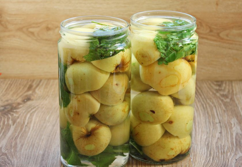 1. Этап. Моченая антоновка в домашних условиях: Залейте банки с антоновкой маринадом и поставьте сверху груз. Оставьте при комнатной температуре на 3 дня. После этого уберите груз, закройте капроновыми крышками и уберите в холодное место на 4 недели для мочения.