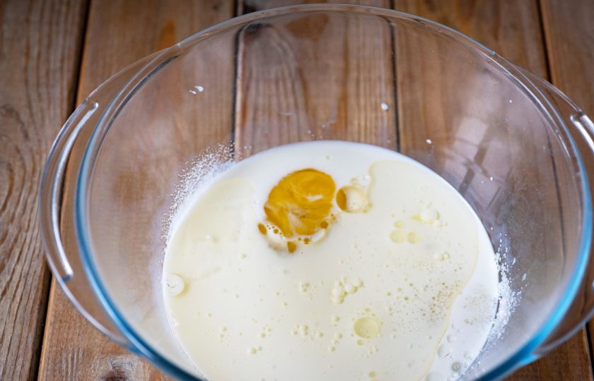1. Этап. Вафли на закваске: В просторную миску залейте молоко, вбейте яйцо, добавьте растительное масло, сахар и соль. Перемешайте все венчиком.