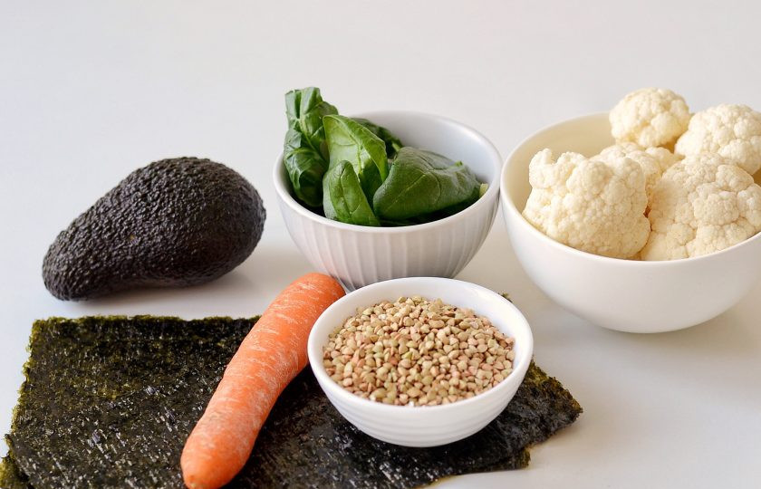 1. Этап. Роллы из гречки: Подготовьте все ингредиенты.