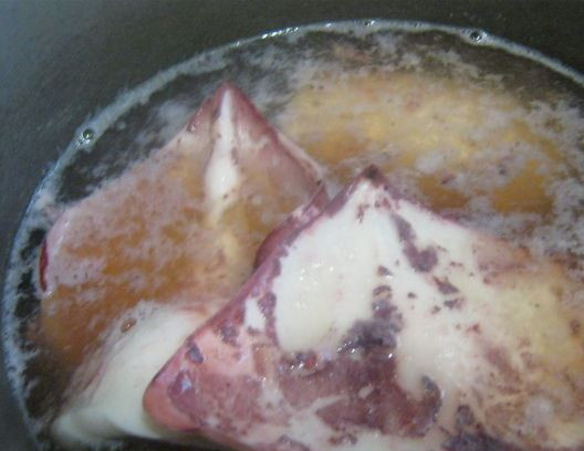 1. Этап. Салат Оливье с крабовыми палочками: Кальмаров нужно разморозить, промыть и очистить от пленок и всего лишнего. Сварить кальмаров в кипятке 4 минуты. Затем охладить.