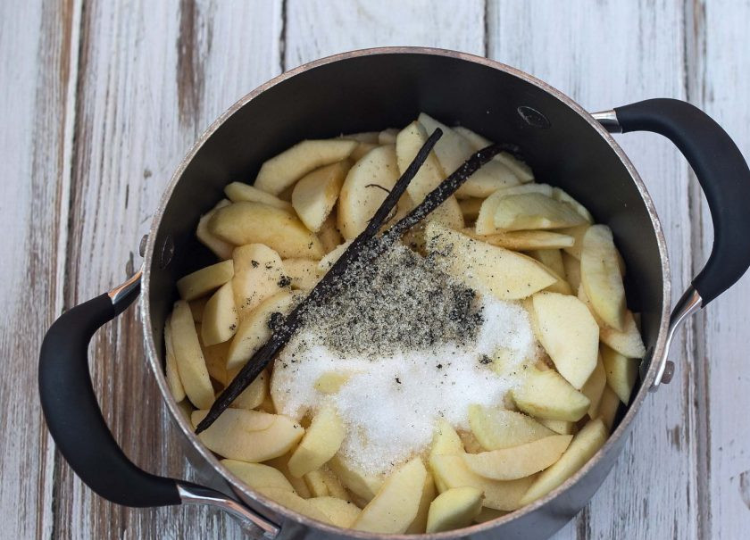 1. Этап. Яблочный трайфл: 2. Затем добавьте к кусочкам ваниль, сахар и воду. Варите ингредиенты, помешивая, до мягкости.