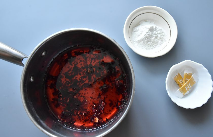 1. Этап. ПП капкейки: В сотейник влейте воду и добавьте горсть чая каркаде. Доведите жидкость до кипения. Добавьте сахарный заменитель.