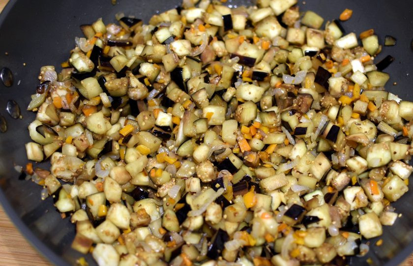 1. Этап. Пряная баклажанная икра: Выложите нарезанные мелкими кубиками баклажаны. Жарьте , помешивая, до смягчения и легкой корочки.