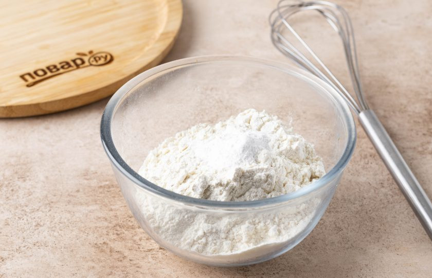 1. Этап. Панкейки с бананом и шоколадом: В другой миске смешайте муку с разрыхлителем.