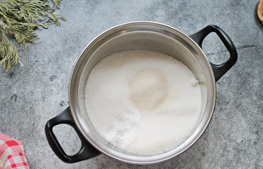 1. Этап. Зефир на альбумине: Для сиропа всыпьте в кастрюлю с толстым дном сахар, агар-агар и влейте воду.