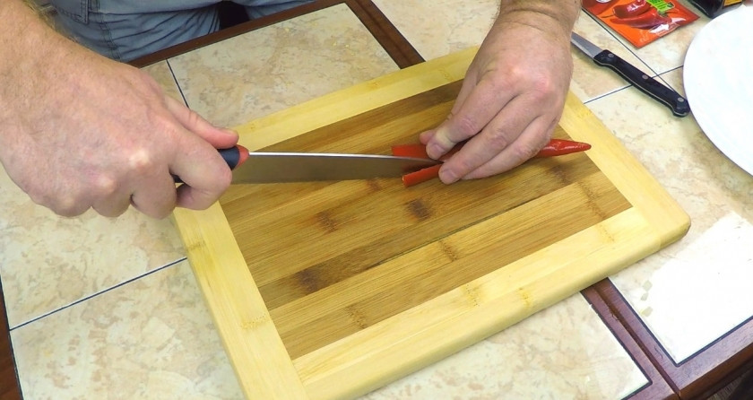 1. Этап. Супербургер от дяди Сэма: Режем мелко овощи на соус. Это лук, перец и чеснок.