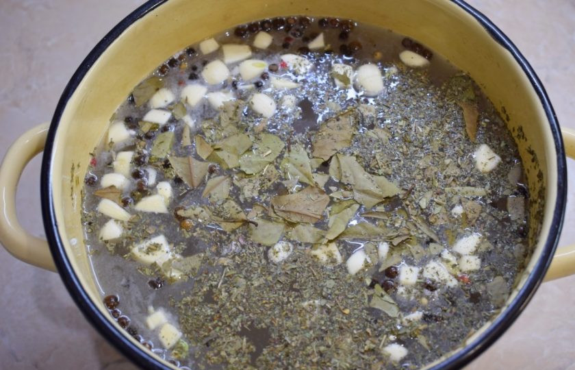 1. Этап. Маринад для копчения сала: Затем добавьте сухой базилик и поломанный на кусочки лавровый лист. Поставьте кастрюлю на огонь и доведите до кипения.