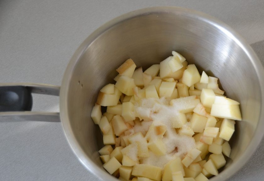 1. Этап. Сладкие начинки для блинов: Очистите яблоки от сердцевинки и кожуры, порежьте кубиком, сложите в сотейник, засыпьте столовой ложкой сахара, прогрейте 5 минут, чтобы яблоки слегка размягчились и выделили сок.