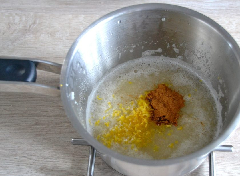 1. Этап. Торт Груши в карамели: Добавьте в грушевое пюре цедру лимона (и по желанию молотую корицу и кардамон), смешайте до однородности.