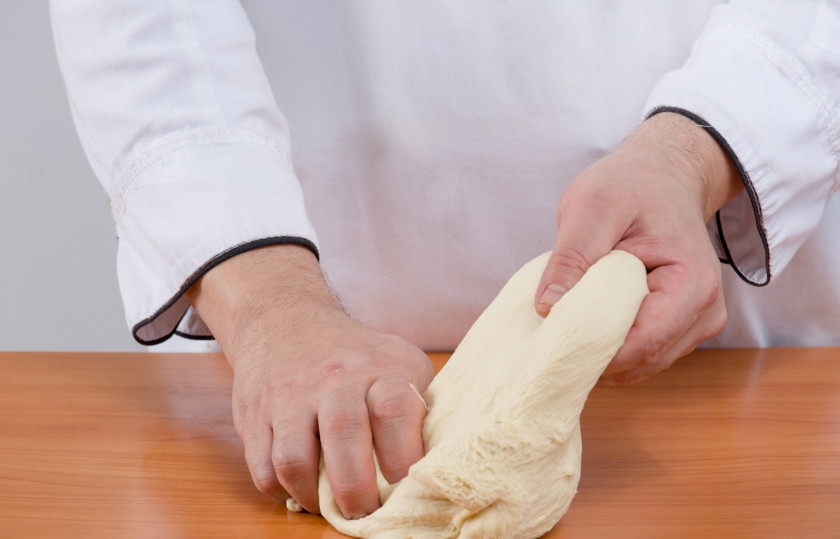 1. Этап. Тесто для пиццы за 5 минут: 4. Когда тесто увеличилось в два раза - еще раз быстро его вымесим и делим на две части.