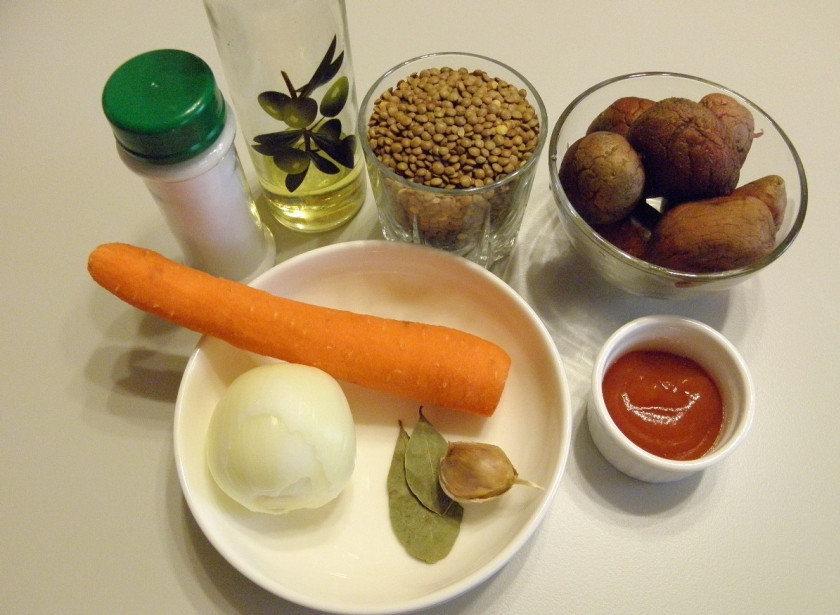 1. Этап. Крем-суп из чечевицы: Приготовьте продукты для супа. Количеством воды можно отрегулировать густоту супа. Специи также используйте на свой вкус, я добавила только лавровый лист и в конце варки — щепотку орегано, мне нравится его вкус в блюдах.