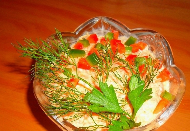 1. Этап. Салат сырный с чесноком и морковью: 6. Готовый салат украшаю кубиками разноцветного болгарского перца, веточкой зелени и подаю к столу.