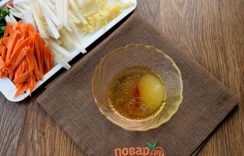 1. Этап. Шалгам блюдо: Для заправки соедините масло, уксус, перец, сахар.