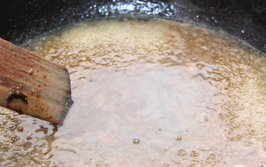 1. Этап. Запеченная баранина с рисом: 5. Маринад вливаем в сковороду, на которой жарилось мясо, и кипятим.