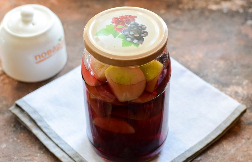 1. Этап. Компот из яблок и каркаде на зиму: Верните компот в банку. Банку герметично закатайте стерильной крышкой, поставьте дном вверх. Укройте заготовку теплым пледом или одеялом, оставьте на 24 часа в покое. Спустя указанное время перенесите заготовку в кладовку.