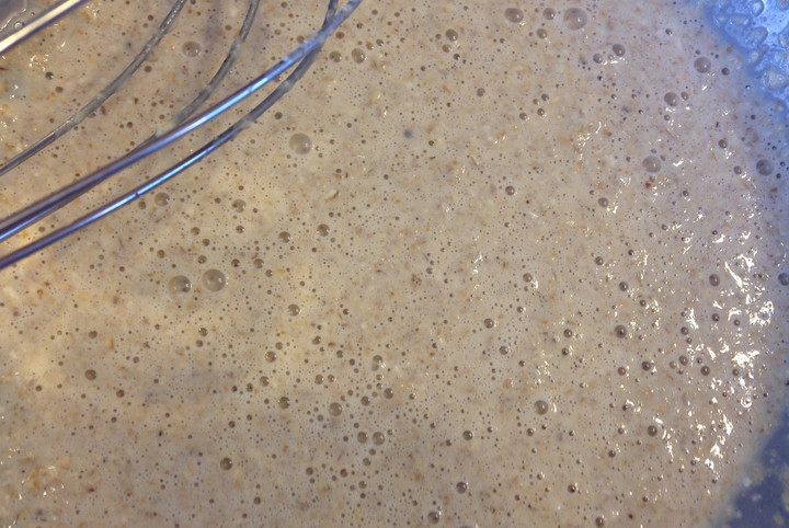 1. Этап. Овсяные оладьи на ряженке: Вливаем ряженку, взбиваем массу венчиком.