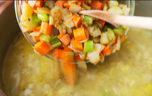 1. Этап. Гороховый суп-пюре с сухариками: 6. Когда горох как следует проварился и стал мягким, добавьте в кастрюлю обжаренные овощи.