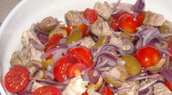 1. Этап. Салат с языком и помидорами: Даем салату настояться полчаса и подаем к столу.