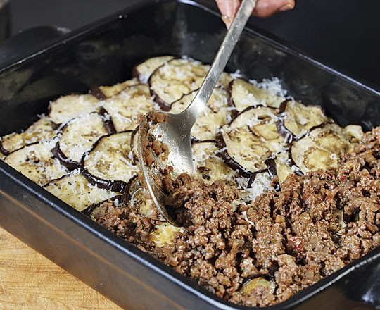 1. Этап. Мусака с баклажанами и картофелем: 8. И распределите ровным слоем мясной фарш.