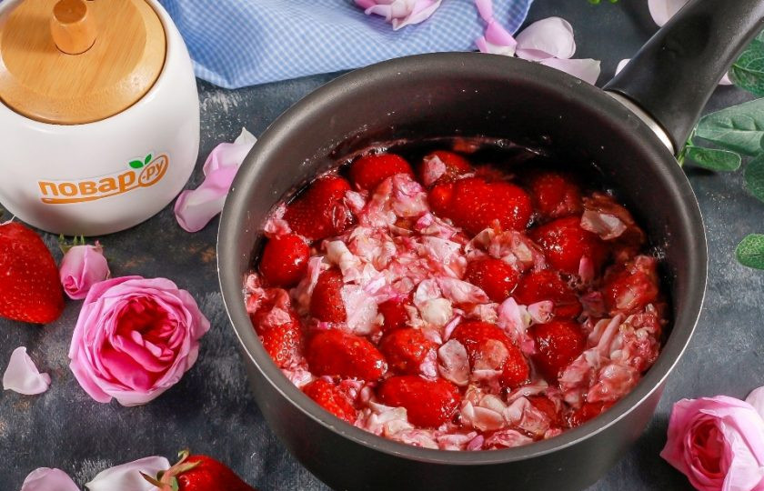 1. Этап. Варенье из клубники с лепестками роз: Доведите до кипения и отварите примерно 10 минут. Затем нагрев выключите и оставьте варенье остывать примерно 1-1,5 часа на холоде.