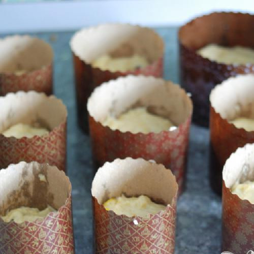 1. Этап. Кулич в формочках: Когда тесто поднялось, заполните формы (наполовину).