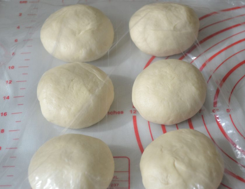 1. Этап. Булочки Римские чириолы: Разделите тесто на 6 равных частей. Подкатайте в шар и прикройте пленкой от обветривания при работе с ним.