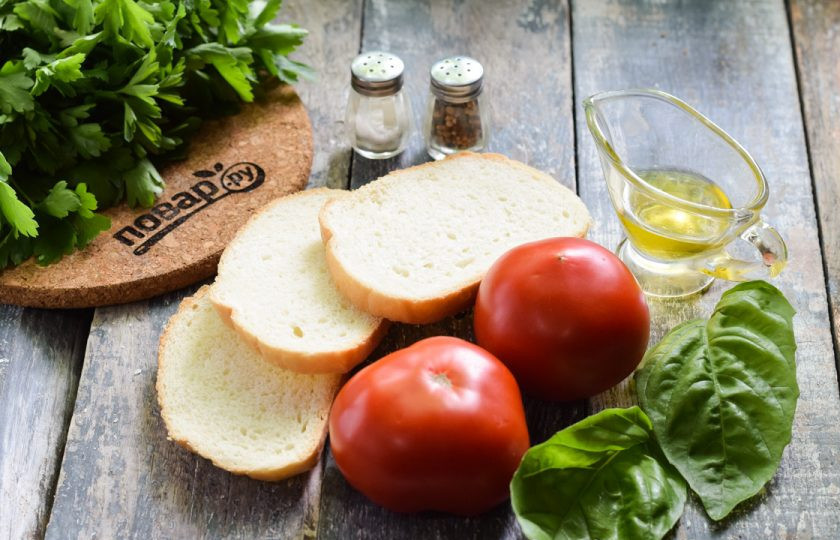 1. Этап. Брускетта в духовке: Подготовьте ингредиенты. Выбирайте спелые и сочные помидоры.