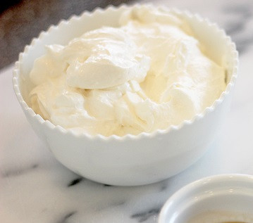 1. Этап. Печенье со сметаной: 3. В рецепт приготовления печенья со сметаной лучше всего использовать густую и жирную сметану. Если под рукой нет ванильного экстракта можно взять ванильный сахар, например.