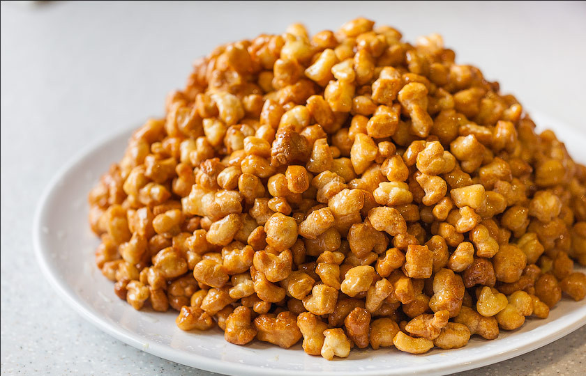 1. Этап. Чак-чак без водки: Обмакните шарики в медовом сиропе и аккуратно выложите на тарелку. Смочите руки и сформируйте горку. Приятного аппетита!