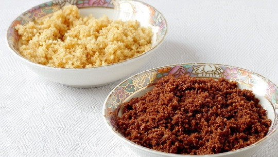 1. Этап. Торт сметанный классический рецепт: 11. Обрезки от коржей нужно размять и полученной крошкой присыпать сверху. Чтобы хорошо пропитался торт сметанный, классический рецепт в домашних условиях предполагает как минимум на 2 часа оставить его, а лучше приготовить торт заранее, чтобы он пропитывался всю ночь.