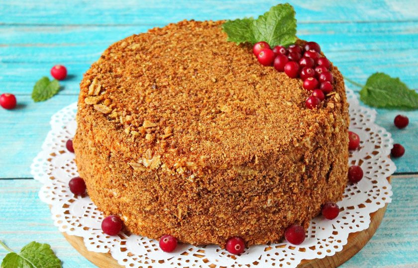 1. Этап. Польский медовик: Украсьте торт по своему желанию и подавайте к столу. Приятного аппетита!