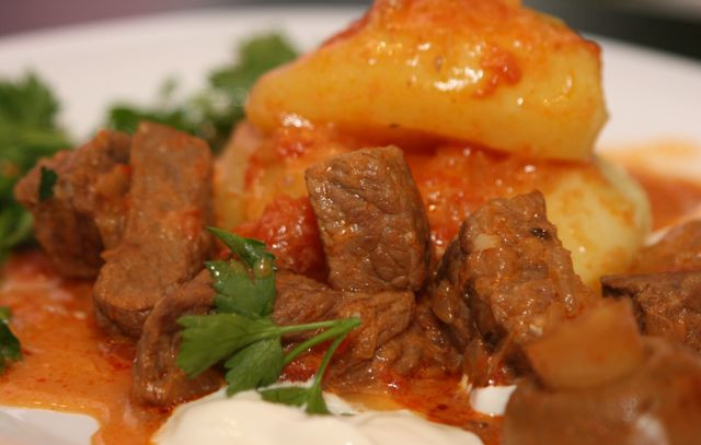 1. Этап. Гуляш из вареной говядины: 6. Я решила потушить мясо с картофелем (нарезанным крупными дольками). Получилось своего рода жаркое с говядиной. Подаем в горячем виде.