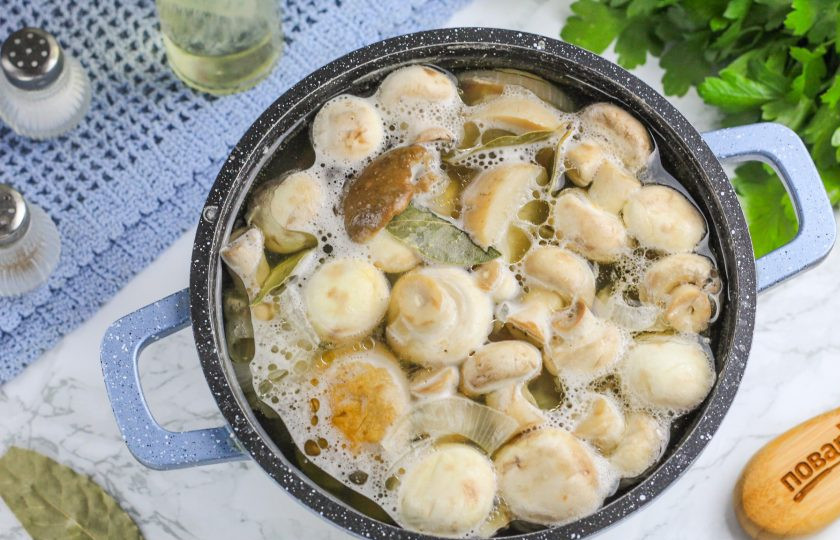 1. Этап. Грибы по-польски: Доведите до кипения и отварите в течение 15-20 минут на умеренном нагреве. Следите за тем, чтобы пена не выплеснулась за края. Если хотите закупорить грибы на зиму, то обдайте крышку и банку кипятком и перелейте кипящий маринад с грибами прямо в банку. Сразу же закупорьте крышкой и остудите при комнатной температуре, а после перенесите на хранение.