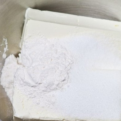 1. Этап. Чизкейк с ежевикой, малиной и гранатом: Форму ставим в холодильник, а сами пока занимаемся ягодами. Оставшийся сахар, муку и сливочный сыр кладем в миску.