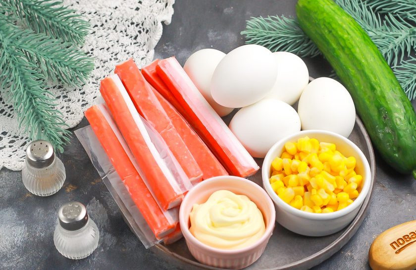 1. Этап. Крабовый салат на Новый год 2025: Подготовьте указанные продукты. Крабовые палочки разморозьте заранее и слегка отожмите. Куриные яйца отварите в течение 12 минут и остудите в холодной воде.