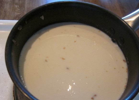 1. Этап. Каша гречневая на молоке: Затем заливаем гречку молоком и продолжаем варить ее на медленном огне до полной готовности.