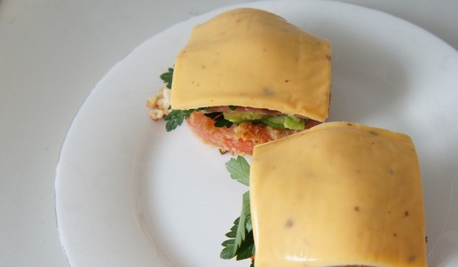 1. Этап. Сэндвич Огонёк: Последним слоем ломтики плавленного сыра 