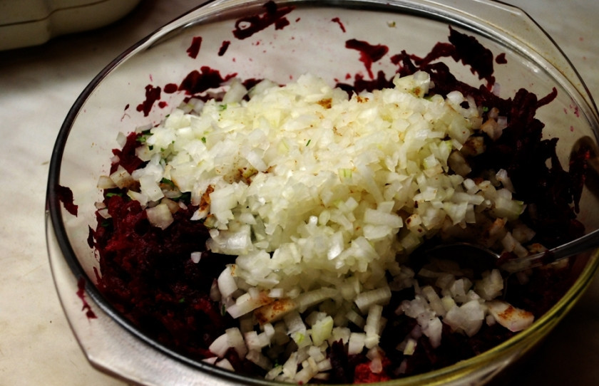 1. Этап. Салат грузинский со свеклой: 7. В миску перекладываю натертую свеклу, к ней добавляю зелень, перетертые ягоды кизила, лук.