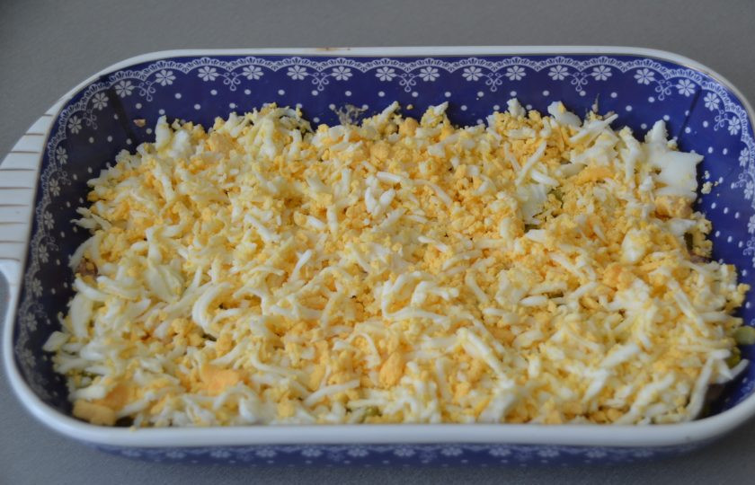 1. Этап. Салат из печени с яблоком: Выложите сверху натертые на терке яйца.