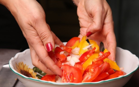 1. Этап. Хашлама: 5. Очистите и нарежьте тонкими полукольцами лук. Соедините все овощи в салатнике, добавьте щепотку соли и перца. Аккуратно перемешайте руками, чтобы сильно не 