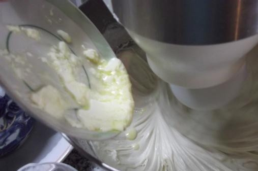 1. Этап. Кекс с клубничным вареньем: 4. В самом конце вливаем растопленное сливочное масло.